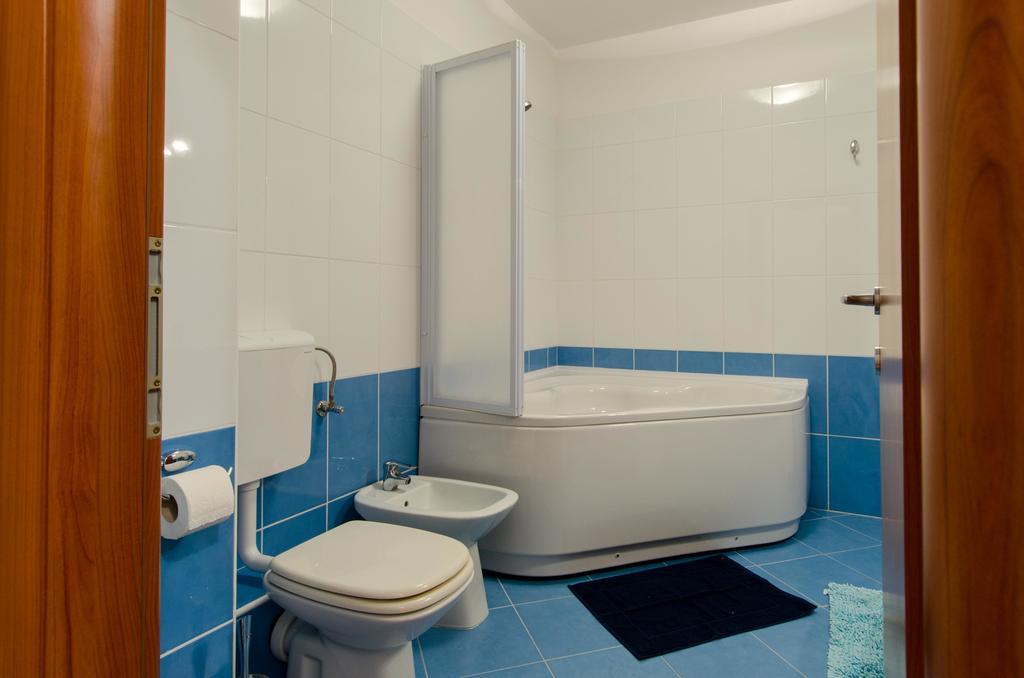 Deluxe Apartment Bagaric Trogir Room photo